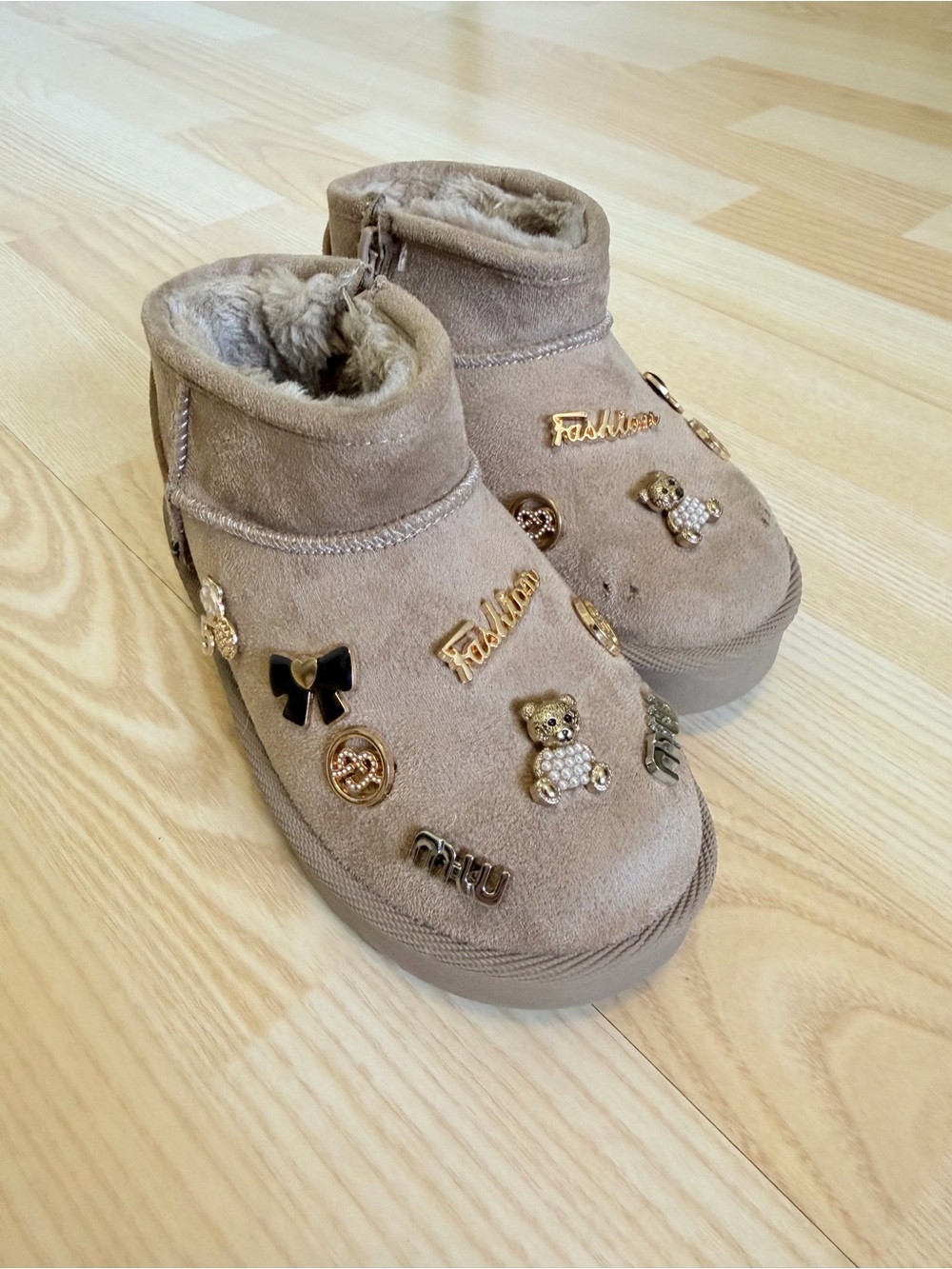 🌈6/$10 C&C California Plush Beige Winter Booties with Decorative Charms